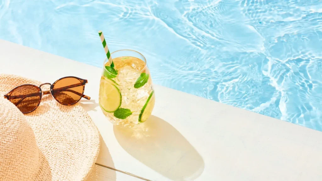 Bezalkoholowy drink z limonką i miętą nad basenem – symbol lata i świadomego picia w stylu zero proof