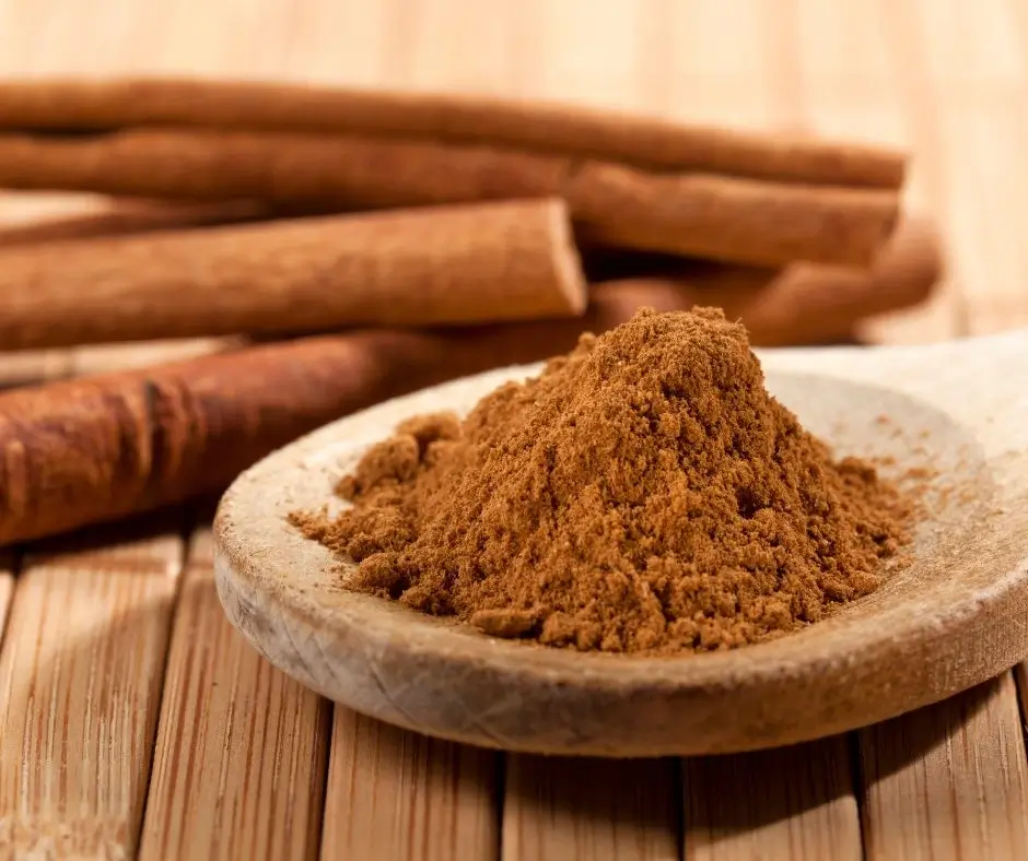Cynamon mielony na drewnianej łyżce – naturalny składnik bezalkoholowych destylatów Volante