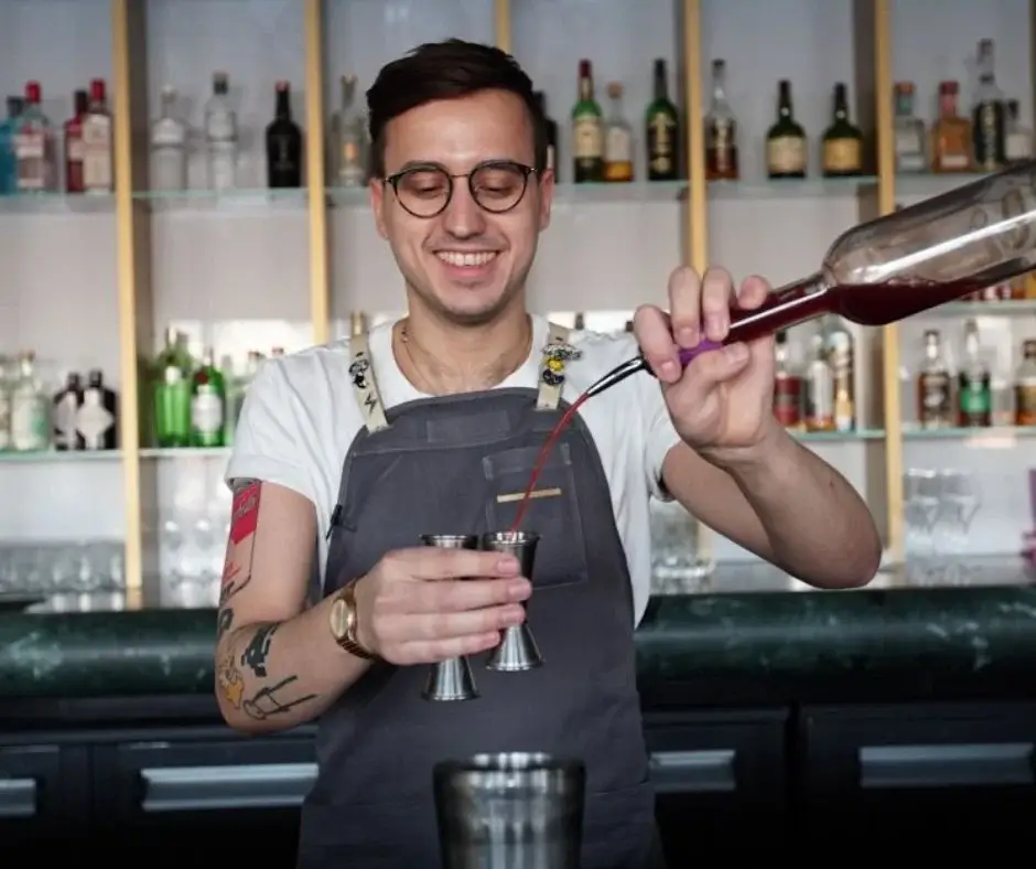 Bartender preparing a 0% drink in a restaurant, demonstrating a professional approach to non-alcoholic beverages.