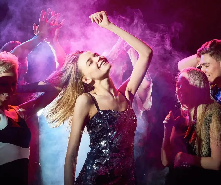 Junge Erwachsene tanzen auf einer alkoholfreien Party.