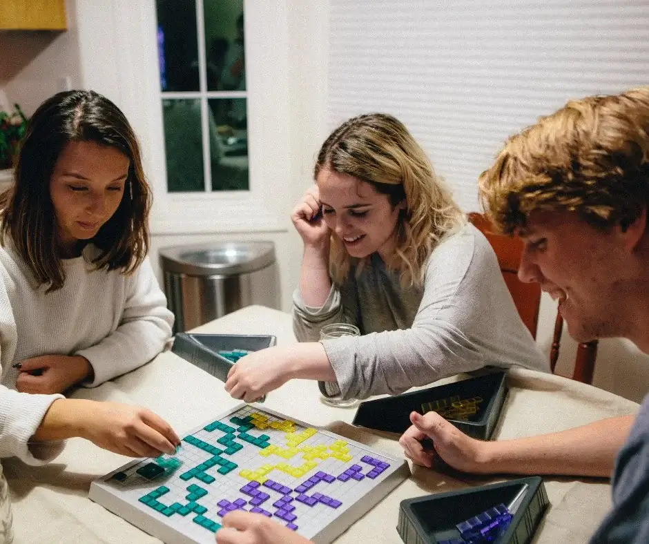 Junge Erwachsene spielen Brettspiele bei einem alkoholfreien Treffen