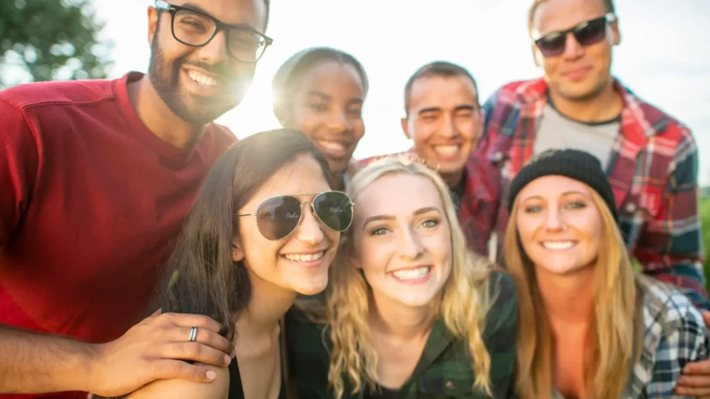 Eine Gruppe junger Erwachsener der Generation Z, die im Freien gemeinsam lächelt und einen neuen, alkoholfreien Ansatz für soziale Begegnungen symbolisiert.