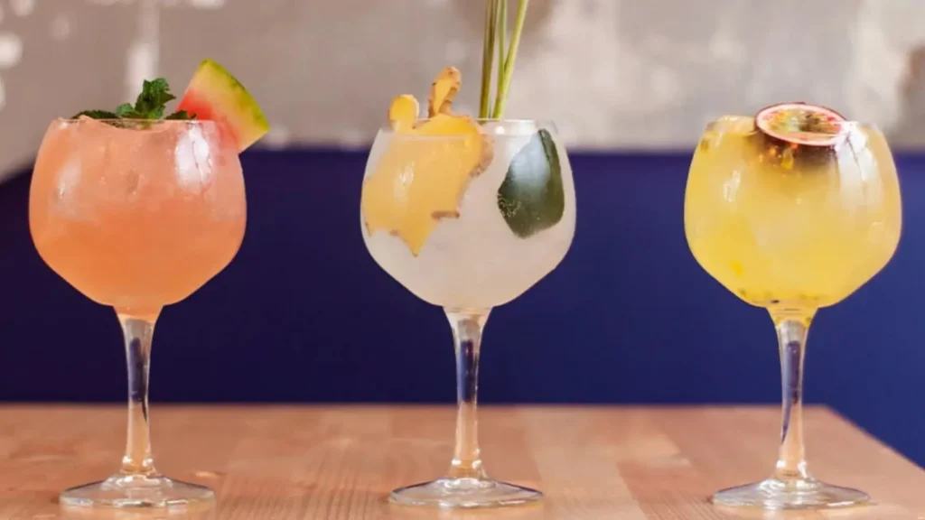 Farbige Zero-Proof-Drinks in Cocktailgläsern als Beispiel für alkoholfreie Getränke mit Struktur und Geschmack statt Saft