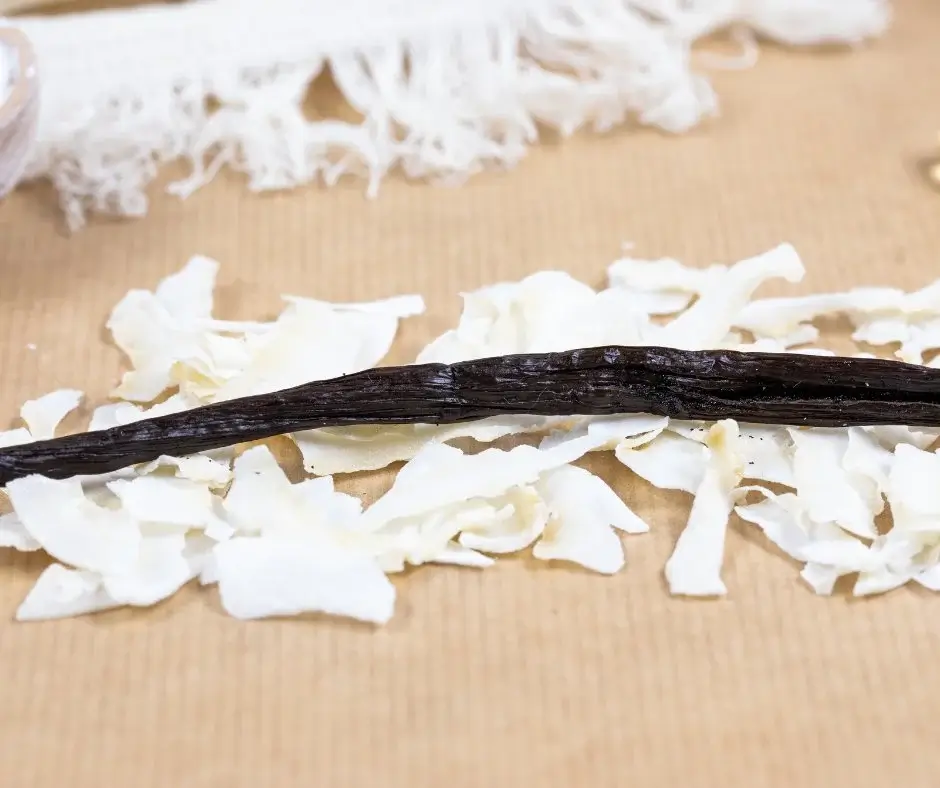 Vanilla bean and coconut flakes as natural ingredients building aroma and depth in Volante Caribbean Molasses Blend non-alcoholic rum