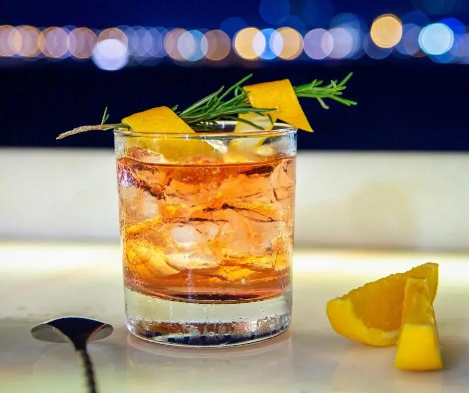 Zero-Proof-Cocktail auf Eis mit Zitrusschale und Rosmarin – Beispiel für eine strukturierte, erwachsene alkoholfreie Drink-Komposition