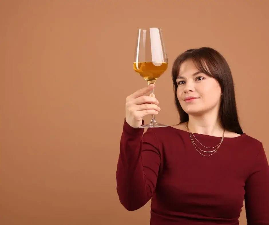 Alcohol-free spirit tasting in a wine glass, focusing on clarity and colour as part of the 0% drinking experience