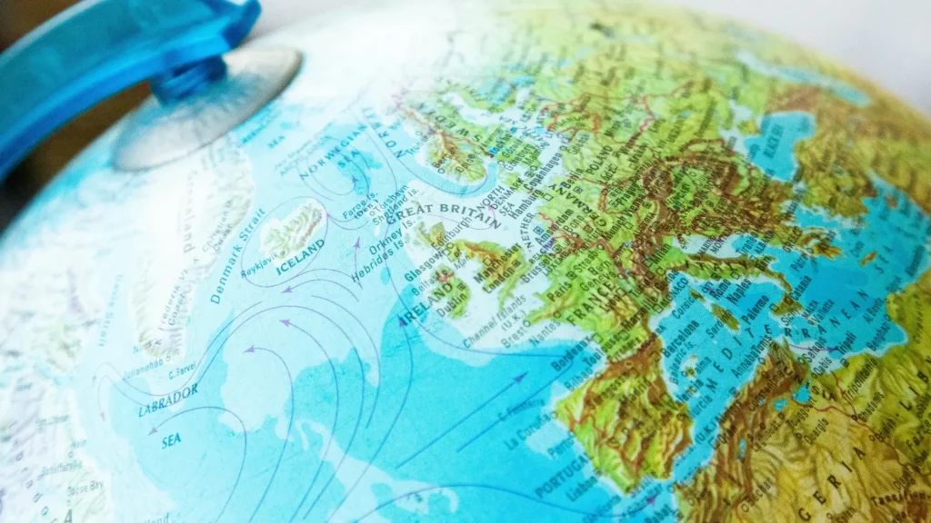 Globus z mapą Europy, symbolizujący geograficzne różnice w podejściu do alkoholu i rozwoju trendu zero proof w miastach i regionach.