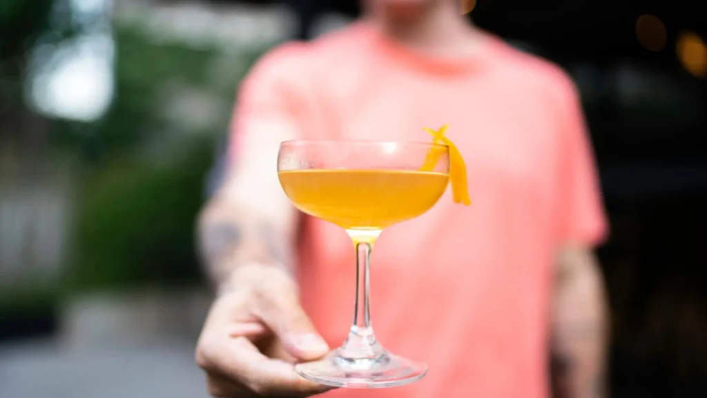 Alkoholfreier Zero-Proof-Cocktail im Stielglas, serviert in einem erwachsenen Trinkritual