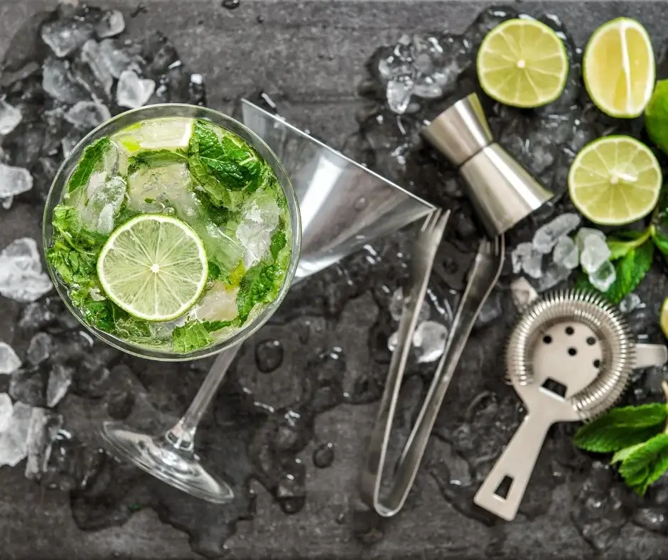 Alcohol-free cocktail with lime and mint made from quality ingredients, illustrating the experience behind the price of 0% drinks