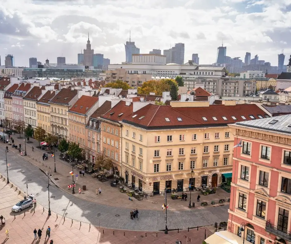 Panorama einer Großstadt mit historischer Architektur und moderner Skyline – urbaner Raum für Zero-Proof-Trends und bewusstes Trinken