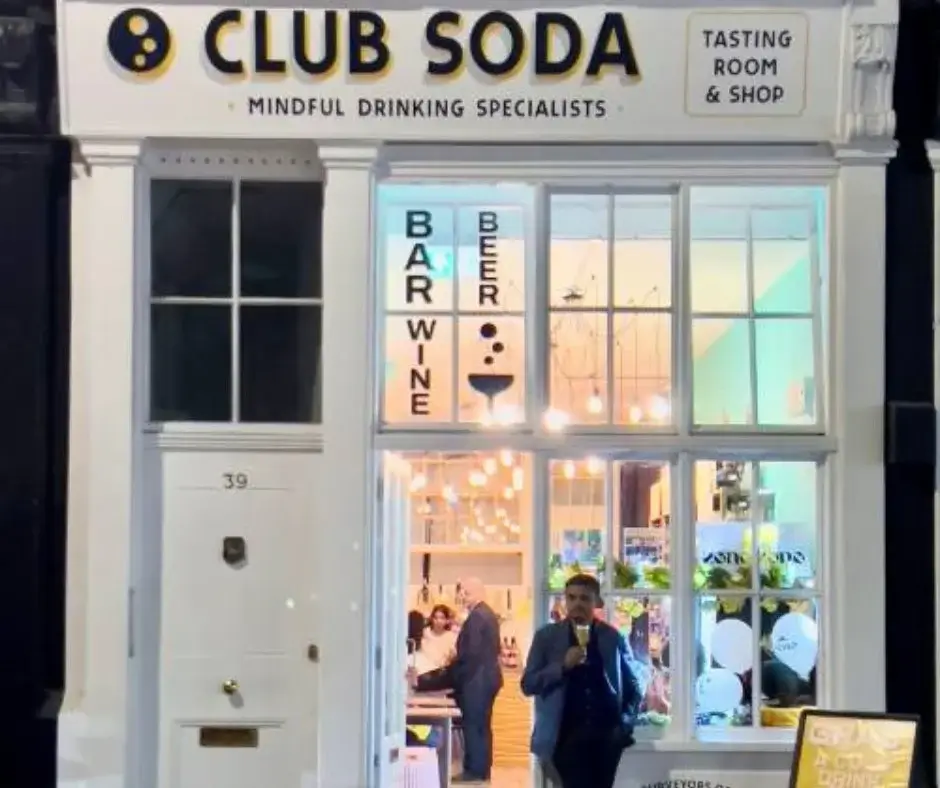 Wejście do brytyjskiego Club Soda Tasting Room – bar bezalkoholowy i sklep zero proof w Londynie