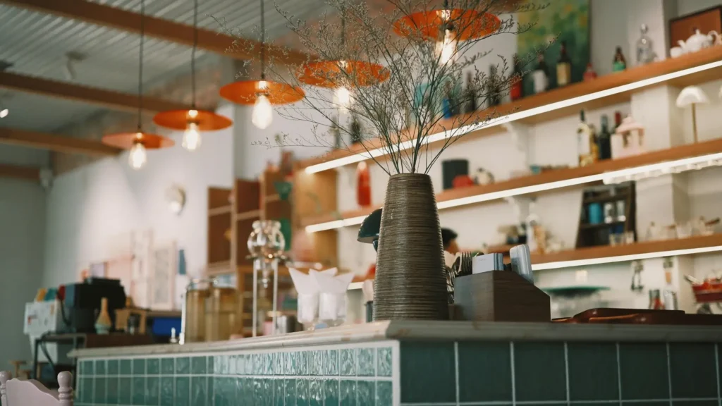 Innenraum einer modernen alkoholfreien Bar mit Theke, Barzubehör und Abendatmosphäre