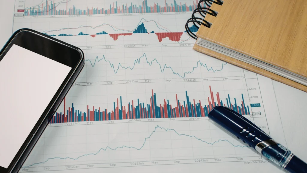 Analyse von Studien zum Thema Sucht – Diagramme, Smartphone und Notizbuch im Kontext eines Artikels darüber, ob alkoholfreie 0%-Getränke abhängig machen