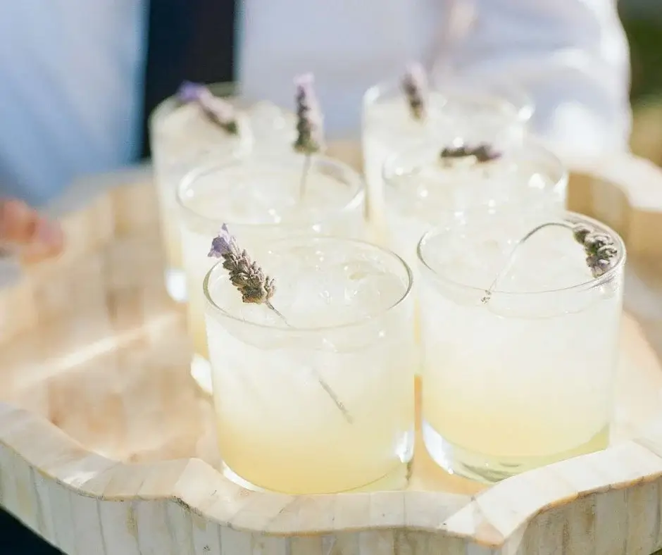 Alkoholfreie 0%-Cocktails mit Lavendel in Gläsern – elegante Alternative im Kontext eines Artikels darüber, ob alkoholfreie Getränke abhängig machen