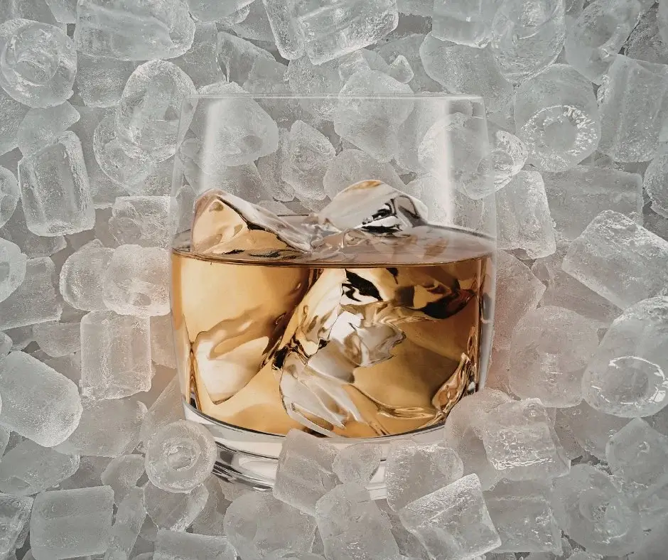 Szklanka z bursztynowym napojem 0% na lodzie – symbol smaku whisky bez alkoholu i dojrzałego doświadczenia.
