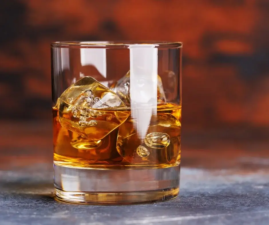 Whisky-style alcohol-free drink served in a tumbler glass with large ice cubes – example of serving alcohol-free spirits