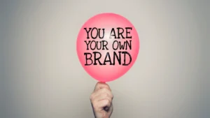 Ballon mit der Aufschrift „You are your own brand“ als Symbol für den Aufbau einer eigenen Marke für alkoholfreie Destillate im Private-Label-Modell