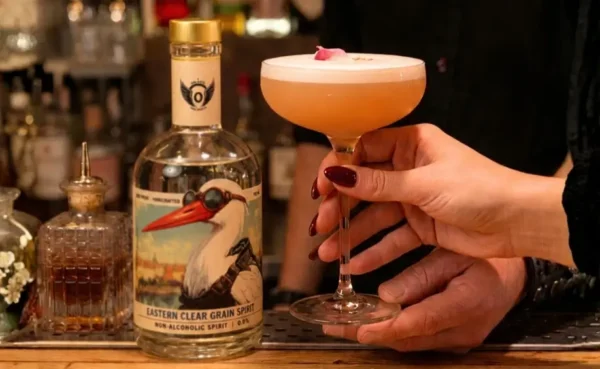 Cocktail mit alkoholfreiem Vodka Volante Free Spirits Eastern Clear Grain Spirit 0,0 %.