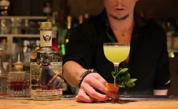 Koktajl z bezalkoholowym ginem Volante Free Spirits Botanical 0.0% przygotowany przez barmana.